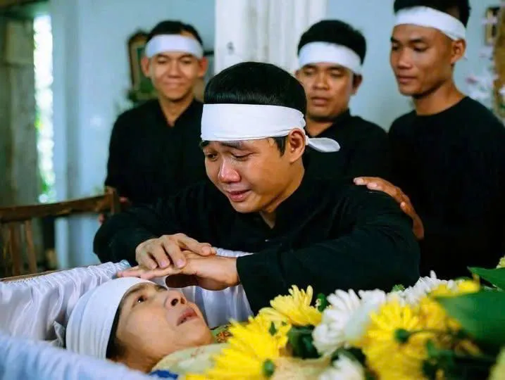 Người chồng đau khổ vuốt má vợ lần cuối trước khi đóng nắp qua;/n t;/ài nhưng khi vừa rời tay, má cô b:/ất ng;/ờ rơi ra một lớp