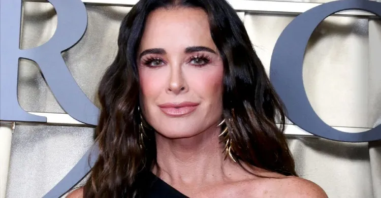 PHOTO: RHOBH’s Kyle Richards Shows Off Arm Muscles in Gym Selfie, Plus She and Mauricio Share “Awkward” Moment During Alexia’s 29th Birthday, See the Video