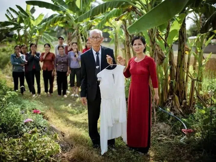 Cô dâu bị é-p lấy chồng già bất ngờ mấ-/t tí-ch trước giờ rước dâu, ai cũng nghĩ cô bỏ tr/ốn, cho đến khi phát hiện chiếc váy cưới bị nh;/ét trong