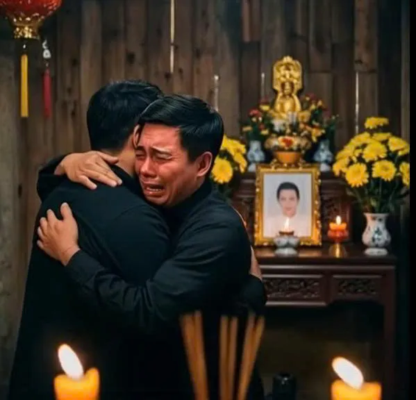 Trong ảnh là một người phụ nữ lớn tuổi, có vẻ mặt hiền hậu nhưng ánh mắt đầy u buồn