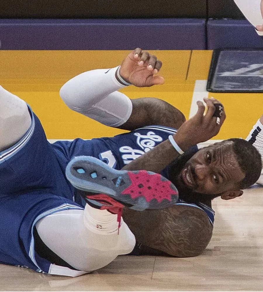Lakers’ LeBron James Sends 1-Word Message After Unfortunate Turn of Events