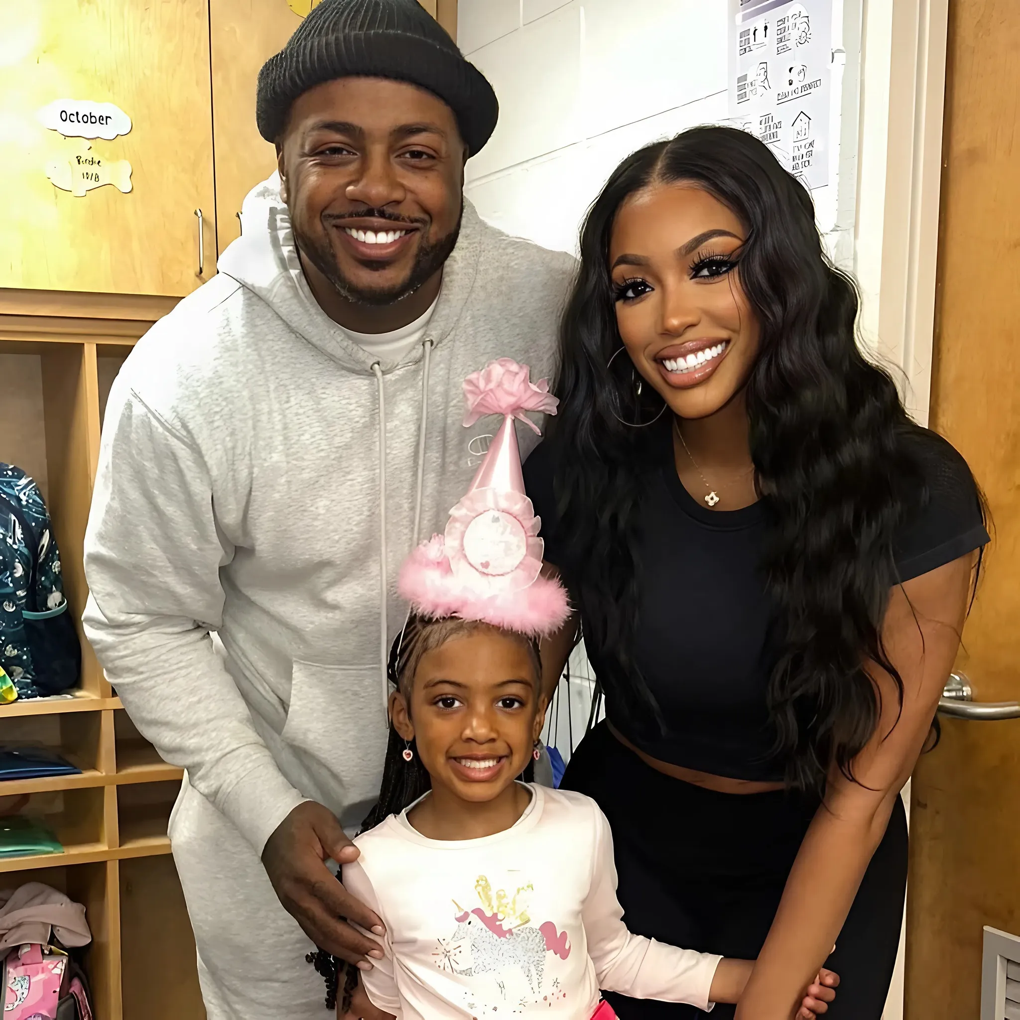 "Shocking drama: Porsha Williams revealed that her ex-husband Dennis McKinley owed gangsters $1 million, and was forced into the house to collect the debt, causing pressure and panic!"