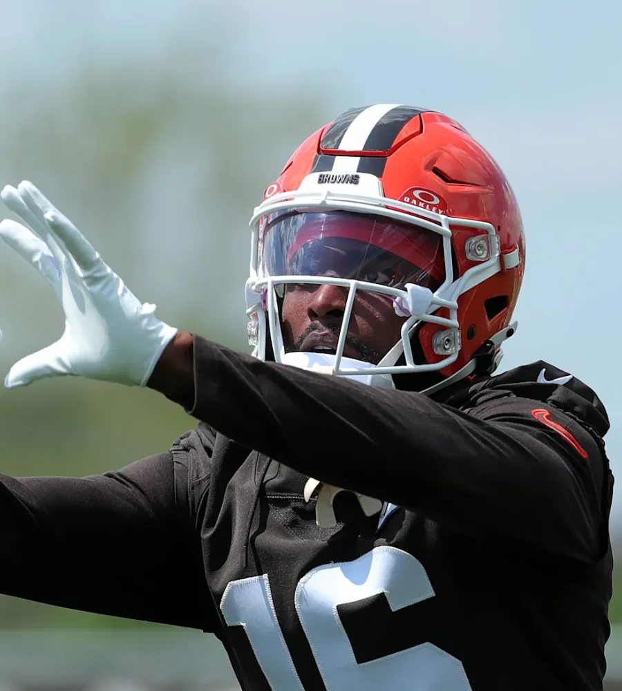New Cleveland Browns WR Makes Prediction on Starting Quarterback Battle