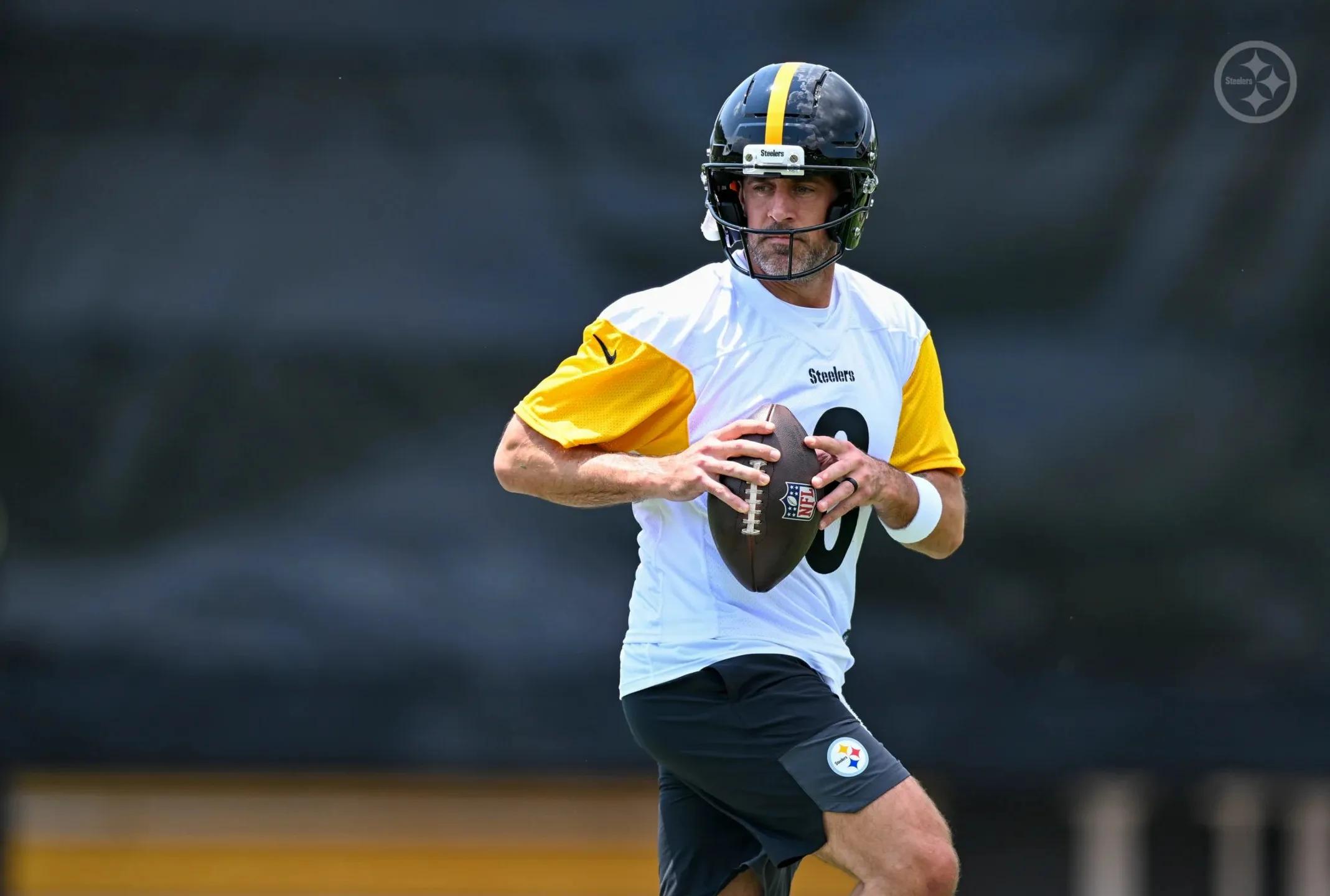 Steelers Predicted to Replace Aaron Rodgers With New Dual-Threat QB