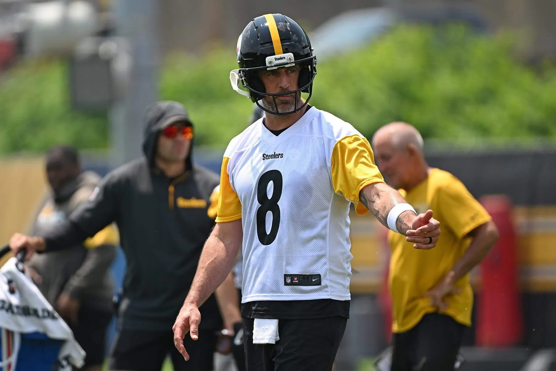 Steelers DT addresses locker room's reaction to signing of Aaron Rodgers: "That's crazy.."