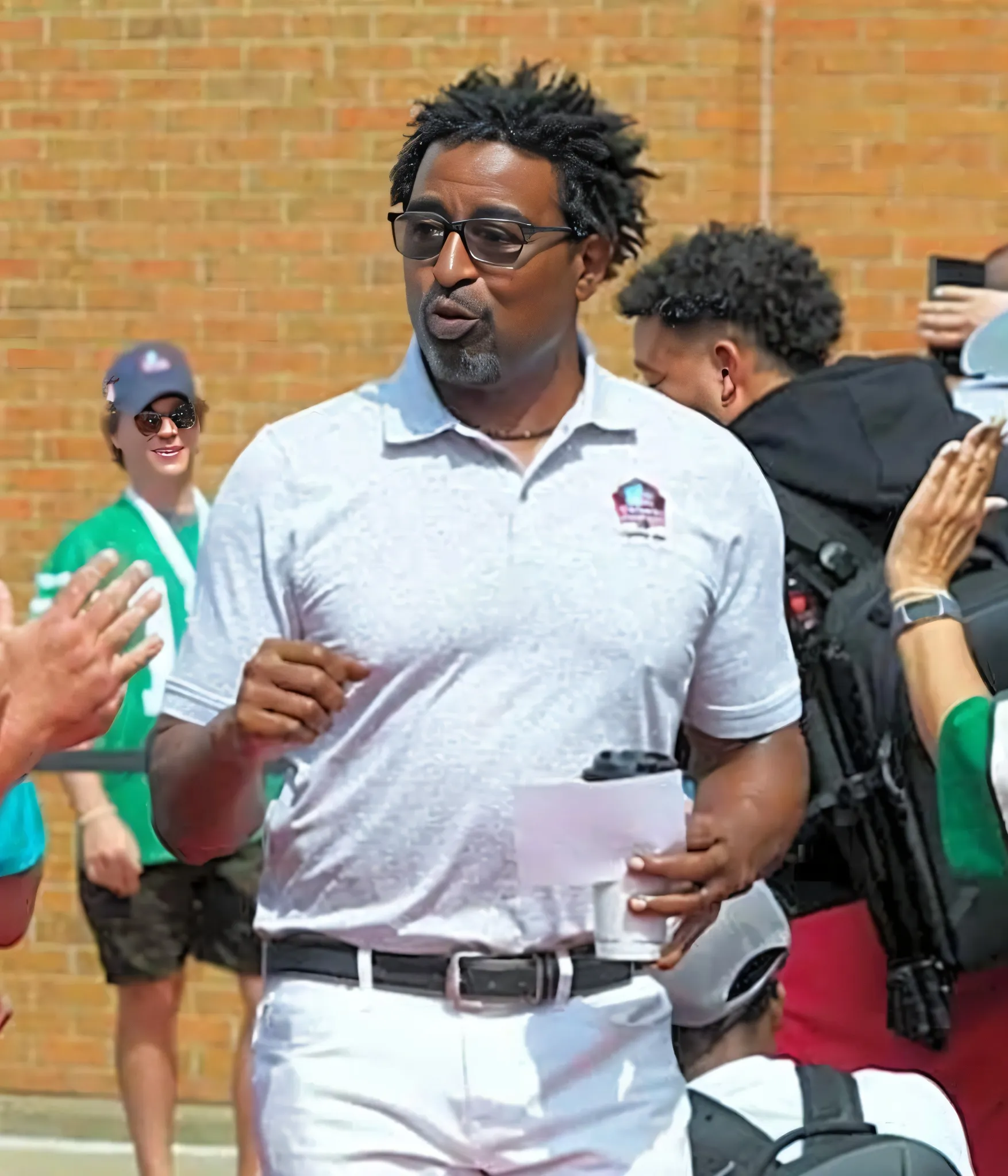 Vikings legend Cris Carter surprises local teacher with visit, signed jersey