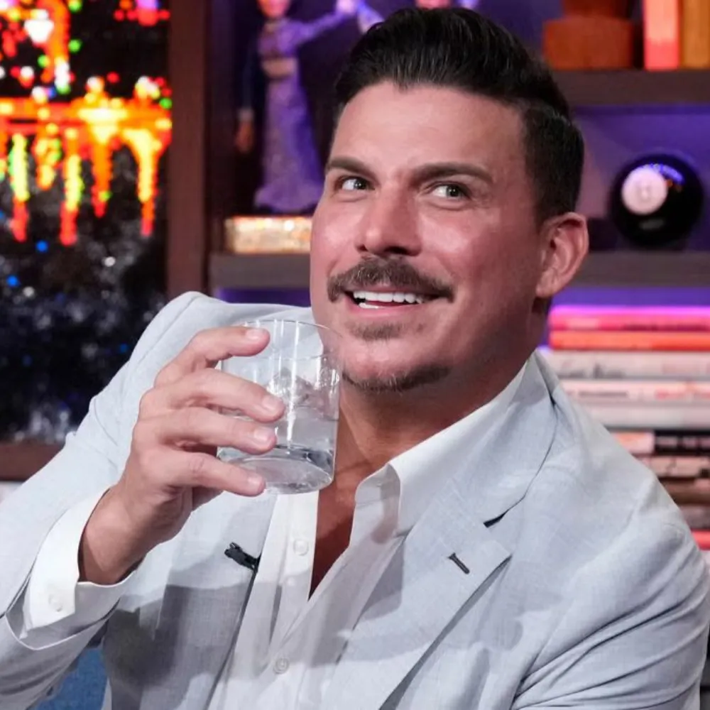 ‘The former bar star turned new bar star isn’t sober and is a mess’ – Explosive blind item reignites suspicions Jax Taylor never quit drinking after rehab as fans slam his ‘fake’ sobriety claims and drag him for spiraling lies on The Valley - suong