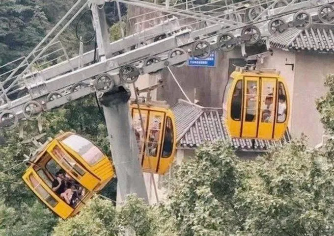 Cáp treo bung cửa khiến du khách rơi xuống vự