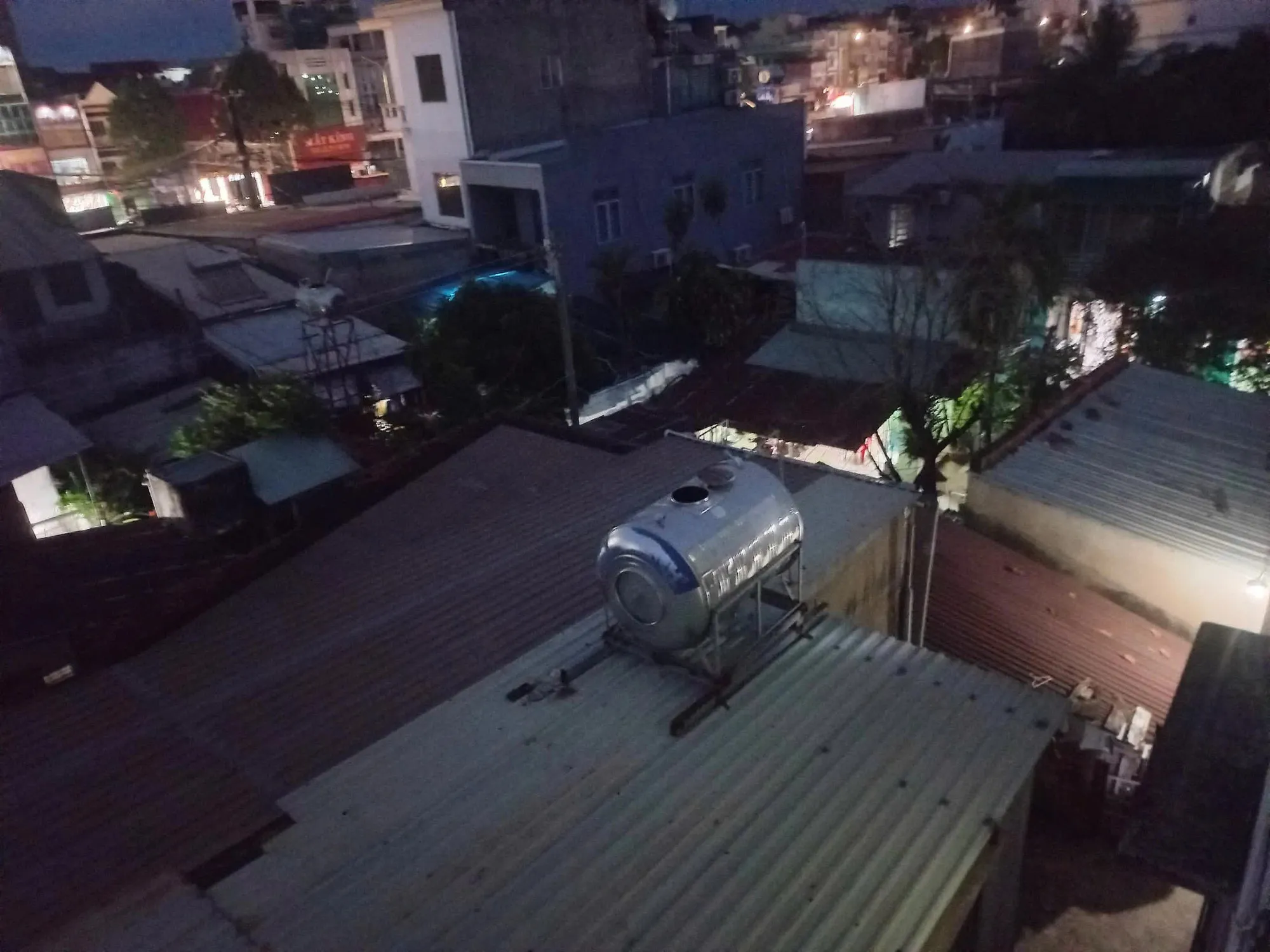 Hoá ra đây chính là cách tên st leo lên mái nhà vứt vào bồn chứa mà không một biết