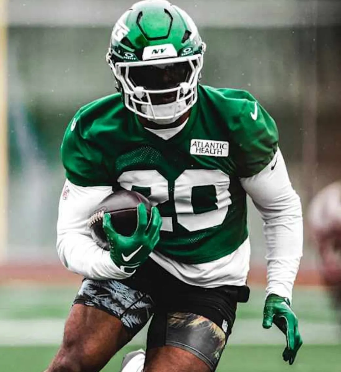 Breece Hall breaks down what Justin Fields brings to Jets offense