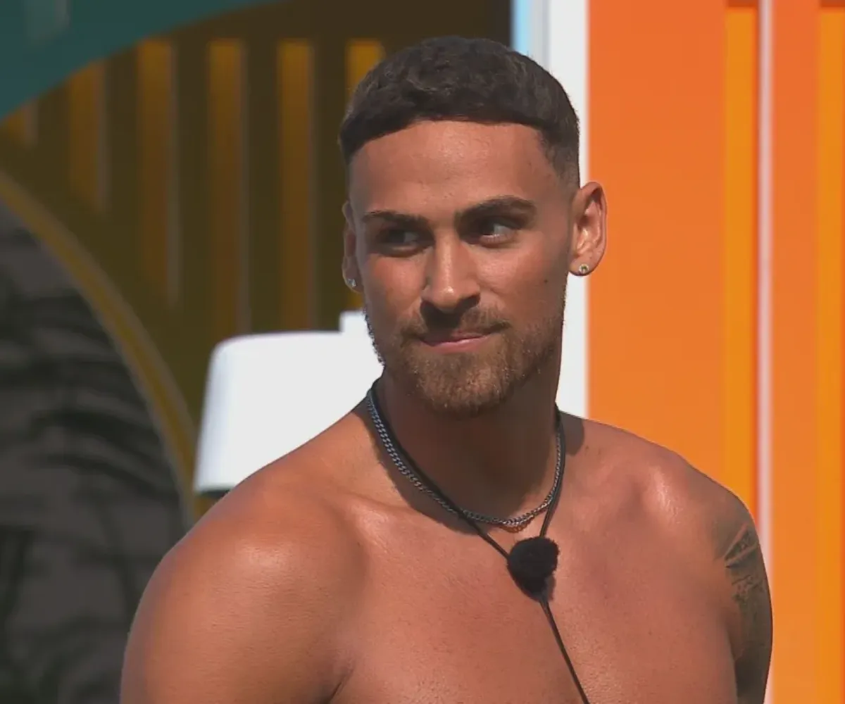 ‘It has been a really stressful time’ – Love Island’s Ben Holbrough dragged into catfishing scandal after discovering his photos were stolen for a fake male escort profile offering full body massages and private bookings - suong