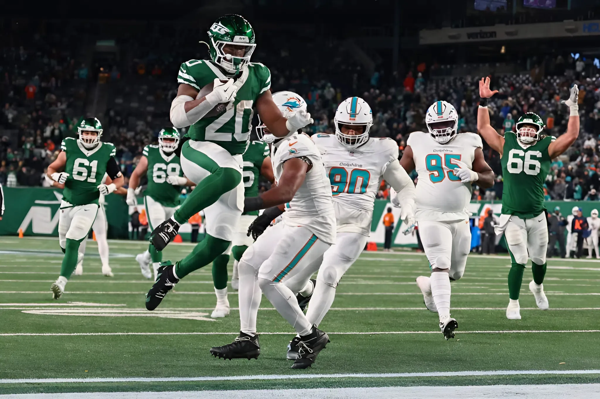 Breece Hall breaks down what Justin Fields brings to Jets offense