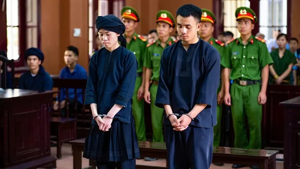 Con đi học về bỗng chỉ vào di ảnh của vợ tôi treo trong phòng nói