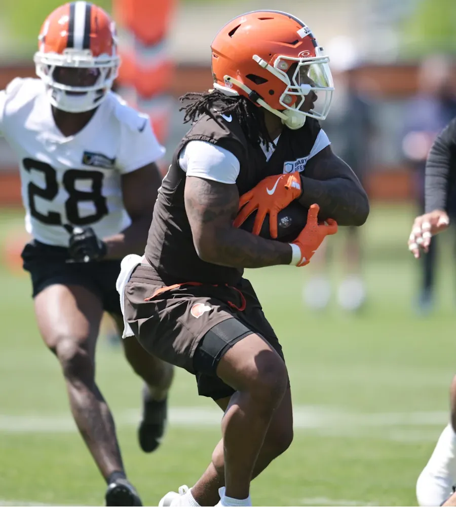 Former NFL Player Shares Thoughts on Cleveland Browns RB's Contract Situation