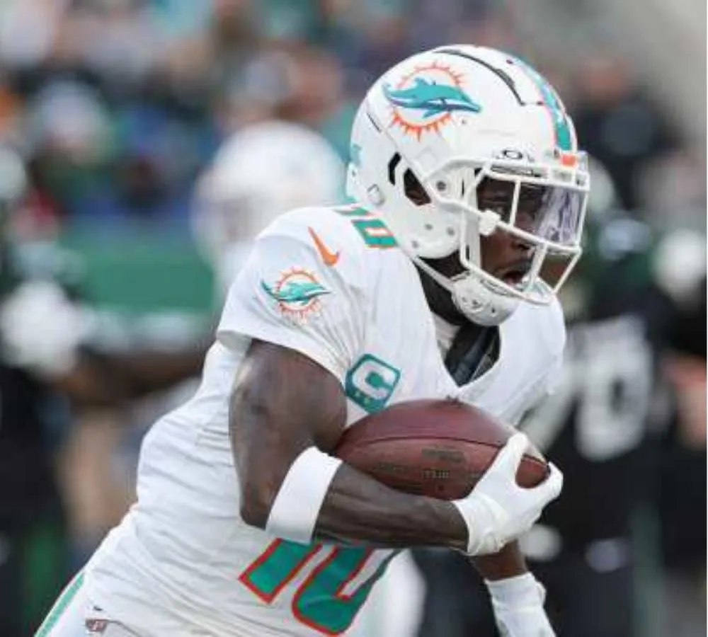 Tyreek Hill’s petty feud with Noah Lyles takes a new turn as Dolphins star again shines on the track