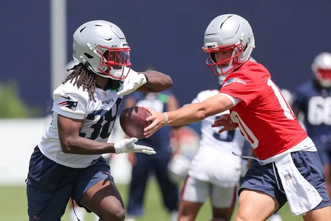 Patriots' Veteran Running Back Impresses With Body Transformation in 2025