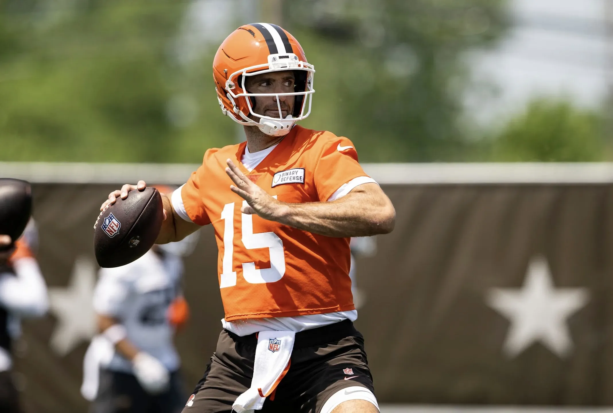 Joe Flacco defies social media frenzy as Browns QB battle heats up with vow: “Won’t even download it”