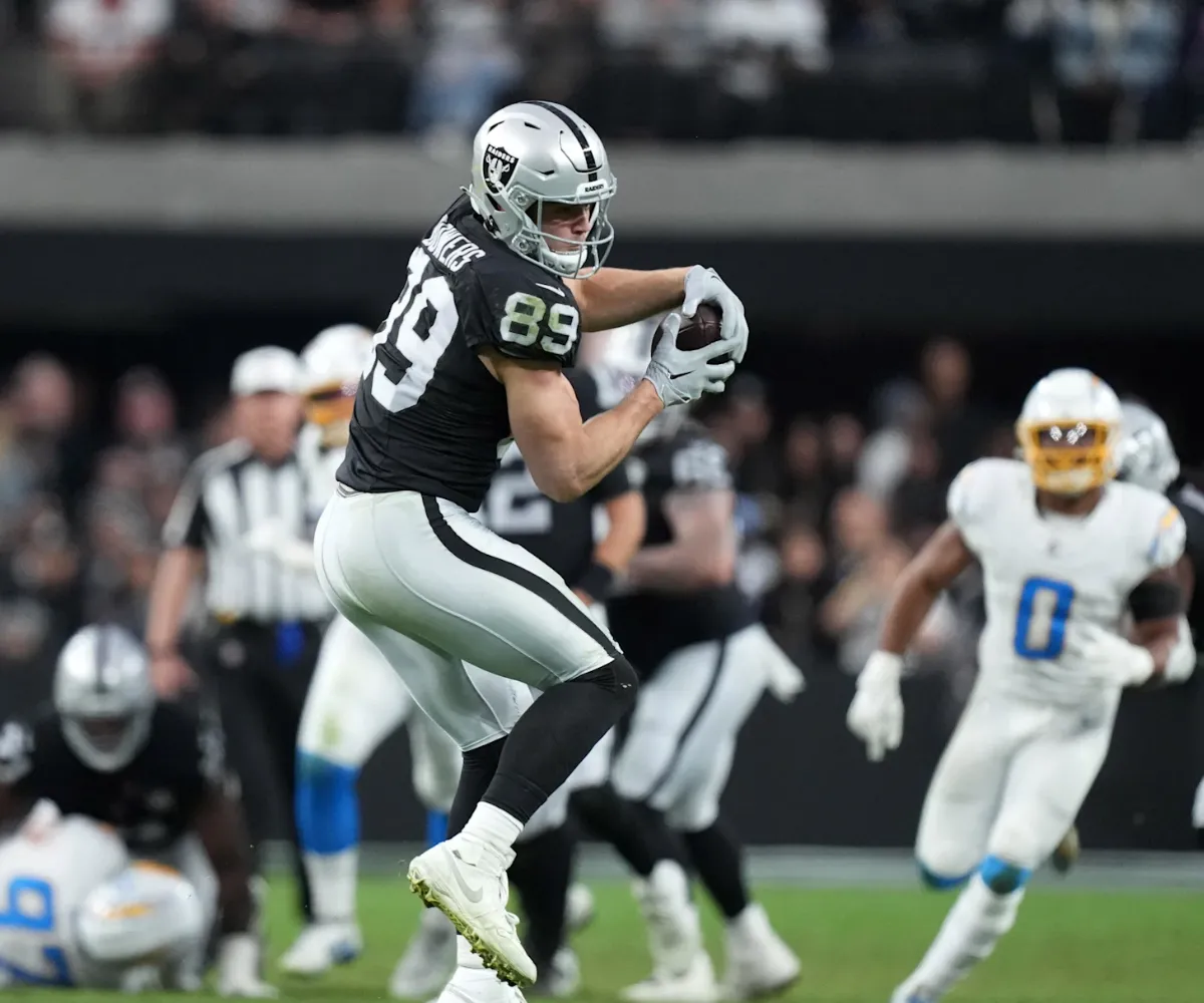 ‘He’s a really smart dude’ – Brock Bowers breaks silence on new Raiders QB Geno Smith as All-Pro tight end gears up for explosive 2025 season after record-shattering rookie year - suong