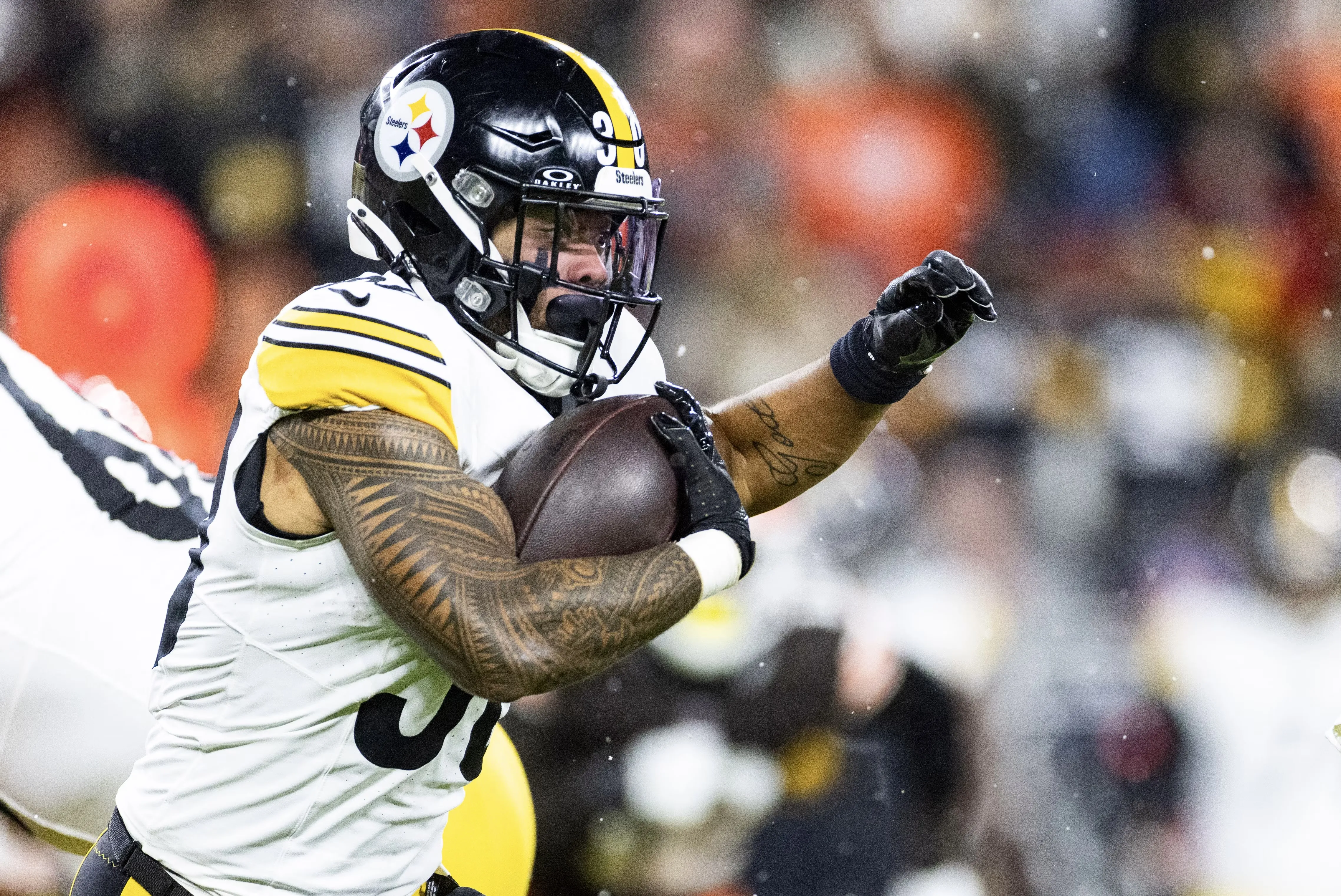 “Jalen Warren emerges as Steelers’ unexpected ‘dark horse’ contender for 53-man roster”