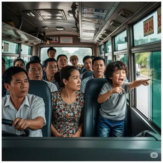 Vừa mới lên xe khách, cậu bé ngồi gần cửa đòi “cho con xuống, có người bảo phải xuống ngay”, tài xế vẫn mặc kệ phóng đi và rồi sau đó…