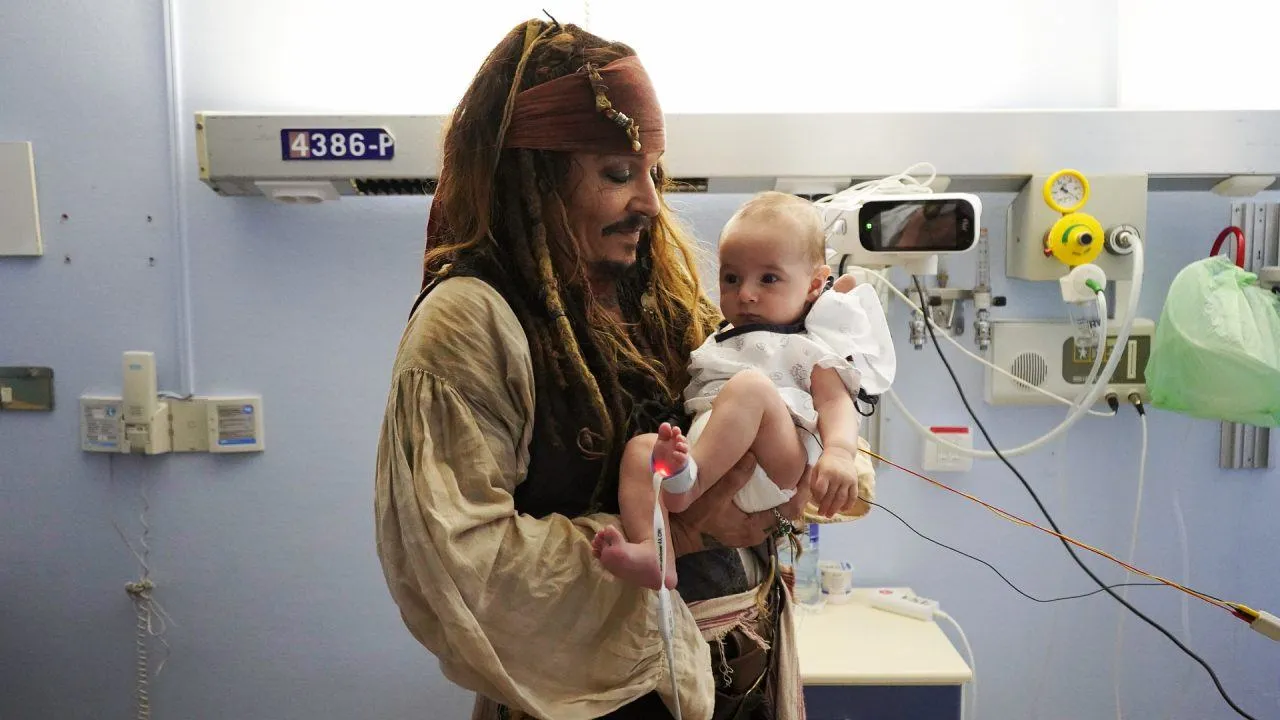 Johnny Depp Dresses as Jack Sparrow for Surprise Visit to Children's Hospital in Spain Johnny Depp Dresses as Jack Sparrow for Surprise Visit to Children's Hospital in Spain