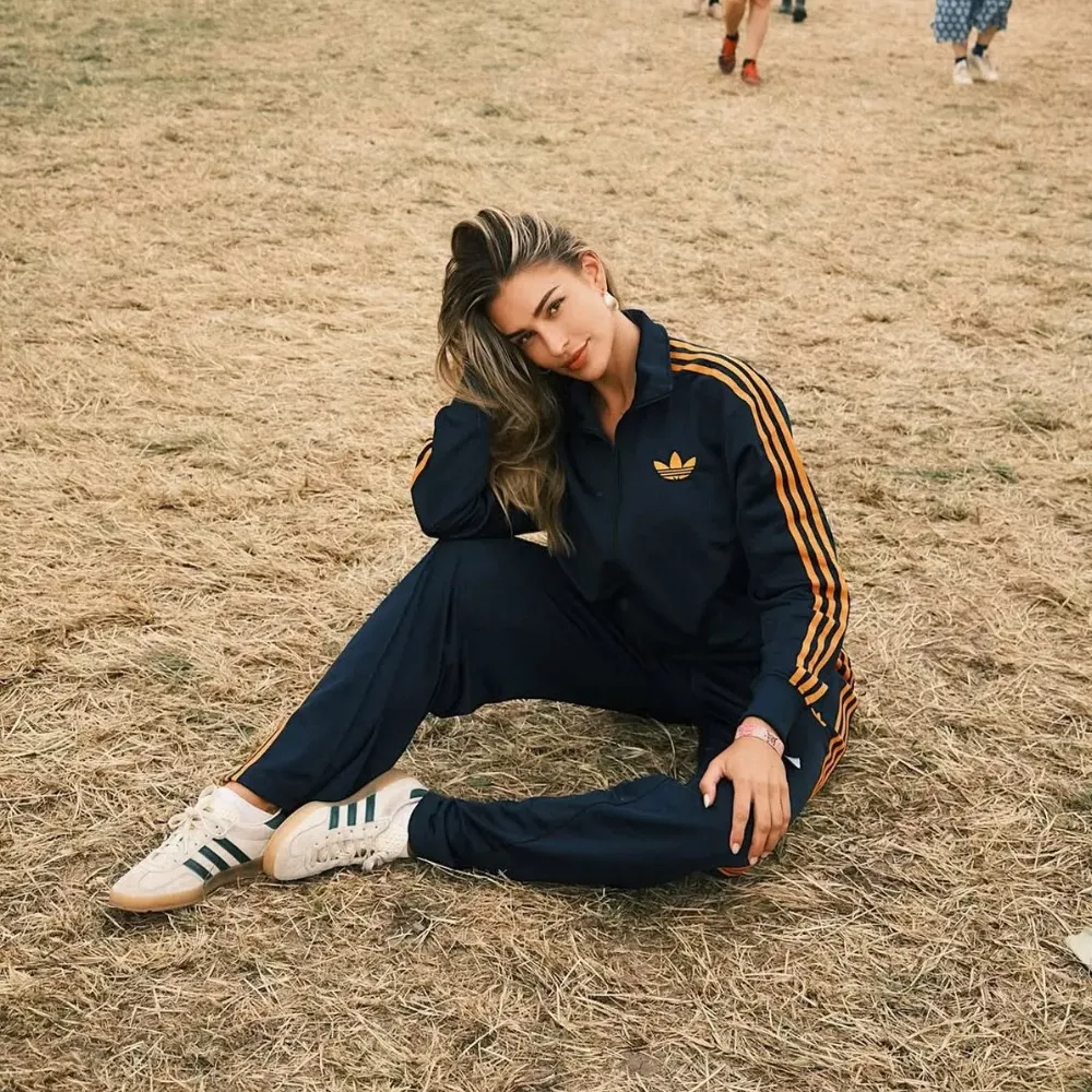 ‘This is Glastonbury, not Coachella’ – Zara McDermott slammed over festival photo as fans accuse her of chasing clout after Louis Tomlinson leaves her behind for wild night with his mates - suong