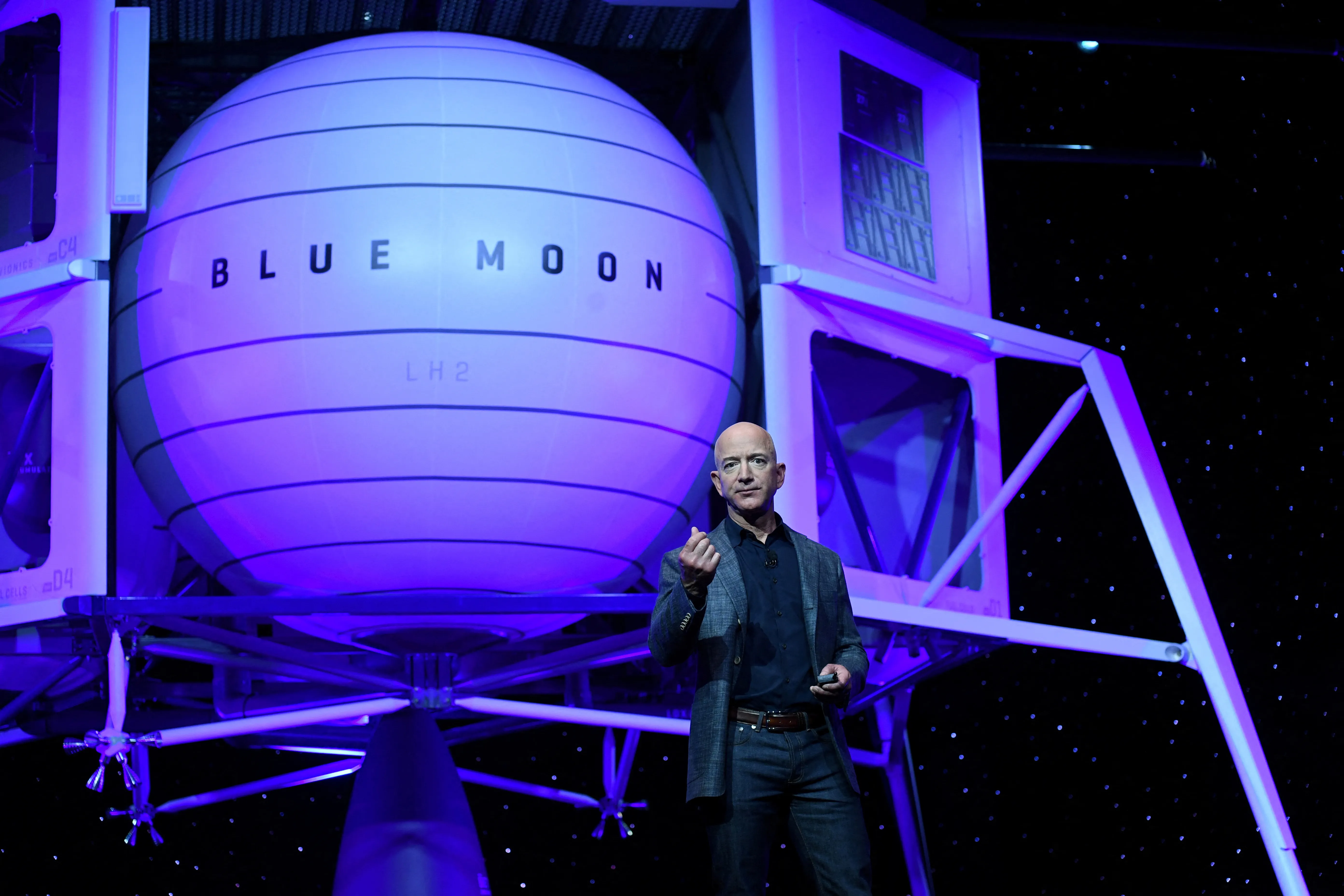 Jeff Bezos Announces Plan to Build Colonies and Housing on the Moon: Turning the Moon into a New Earth for Scientific Exploration