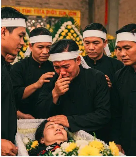 Người chồng đau đớn vuốt má vợ lần cuối trước khi đậy nắp hòm, ai ngờ lớp da ấy rơi ra, để lộ gương mặt khiến cả họ tộc sững sờ bỏ chạy – hóa ra…