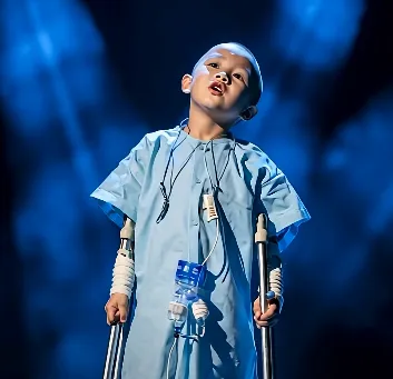 She Rose on Crutches and Wounds—Then Her Voice Lifted Like a Prayer, and the Whole Arena Fell Silent Before God’s Grace