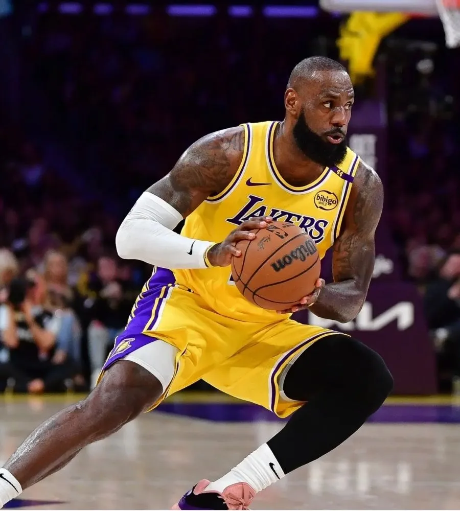 Proposed Trade Has Lakers Deal LeBron James to Knicks for $220 Million Star