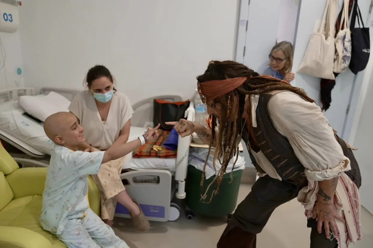 Johnny Depp Dresses as Jack Sparrow for Surprise Visit to Children's Hospital in Spain