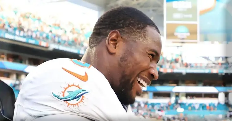 Steelers Fans Will Love Jonnu Smith’s Reaction to Trade From Dolphins
