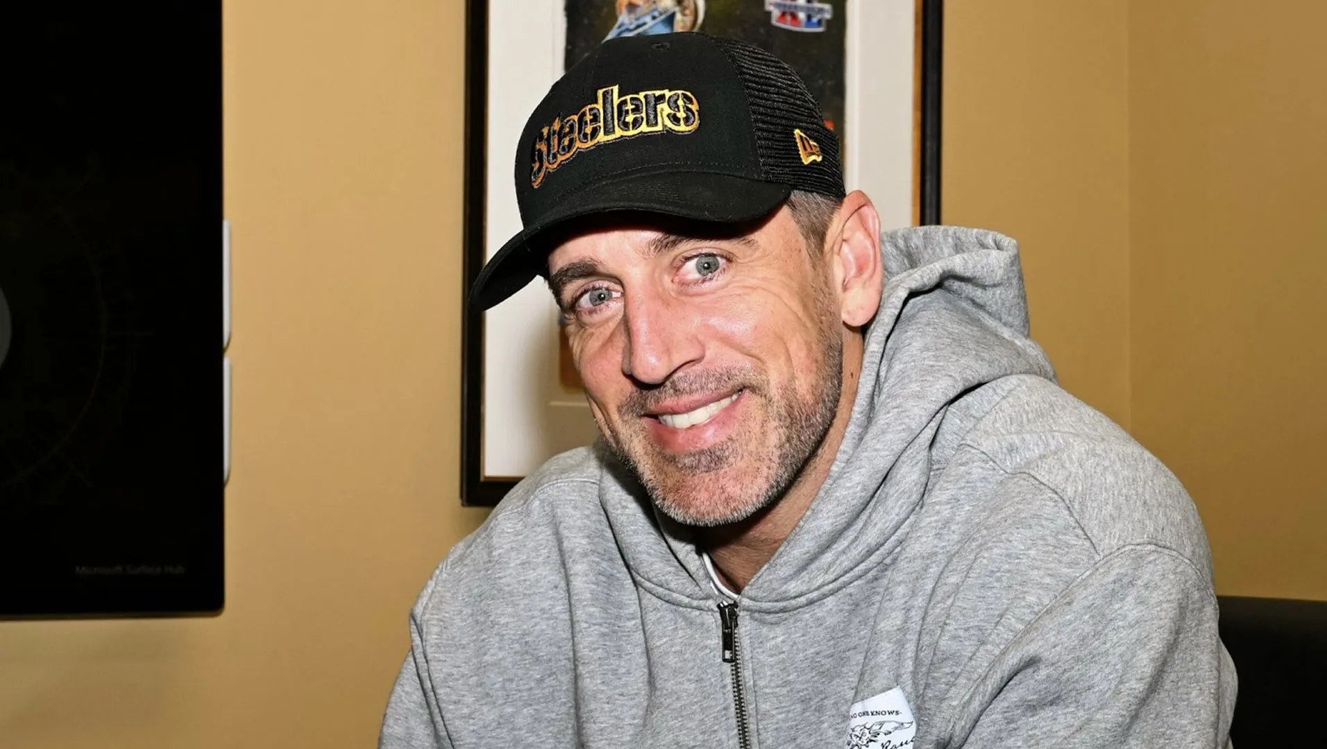 Aaron Rodgers signs with Pittsburgh Steelers amid whispers of tension over his ‘isolated, dismissive’ demeanor