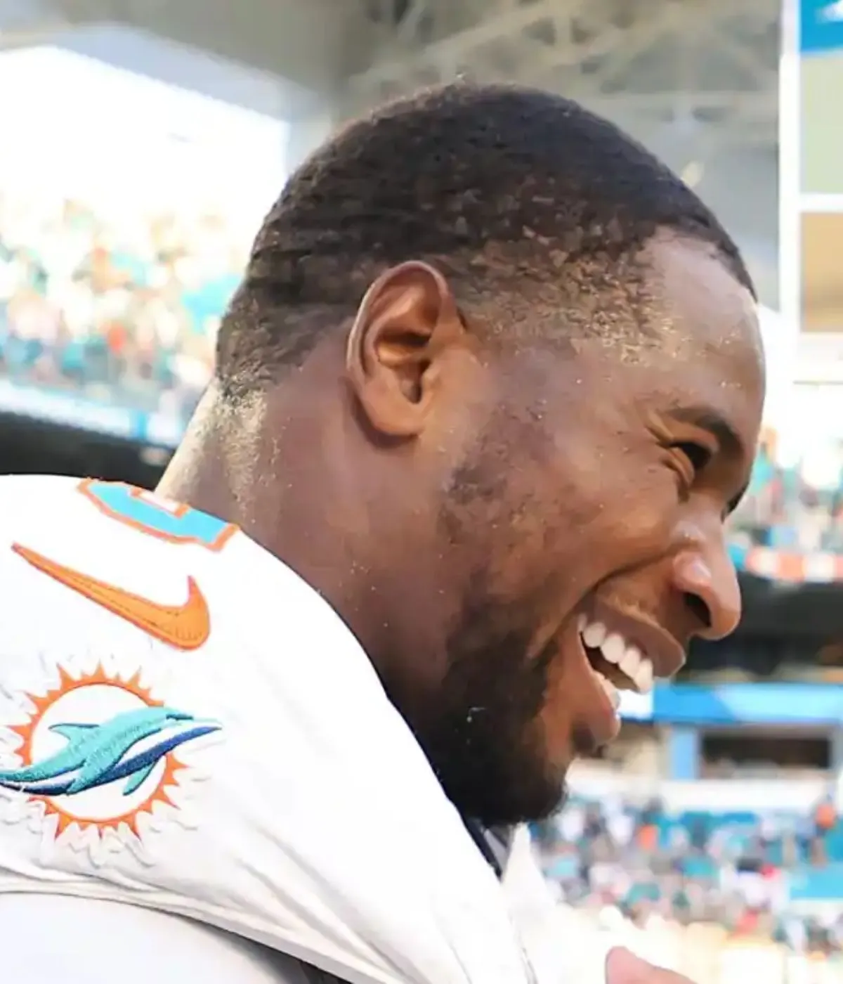 Steelers Fans Will Love Jonnu Smith’s Reaction to Trade From Dolphins