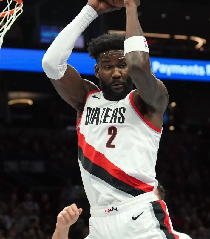 Lakers remain interested in Celtics fan favorite after Deandre Ayton signing