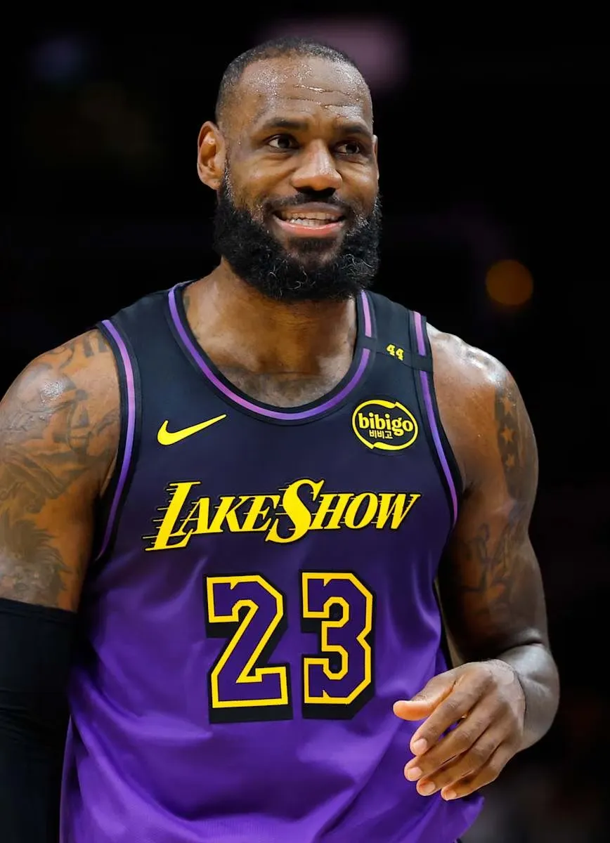 Proposed Trade Has Lakers Send LeBron James to Warriors for $120 Million Star