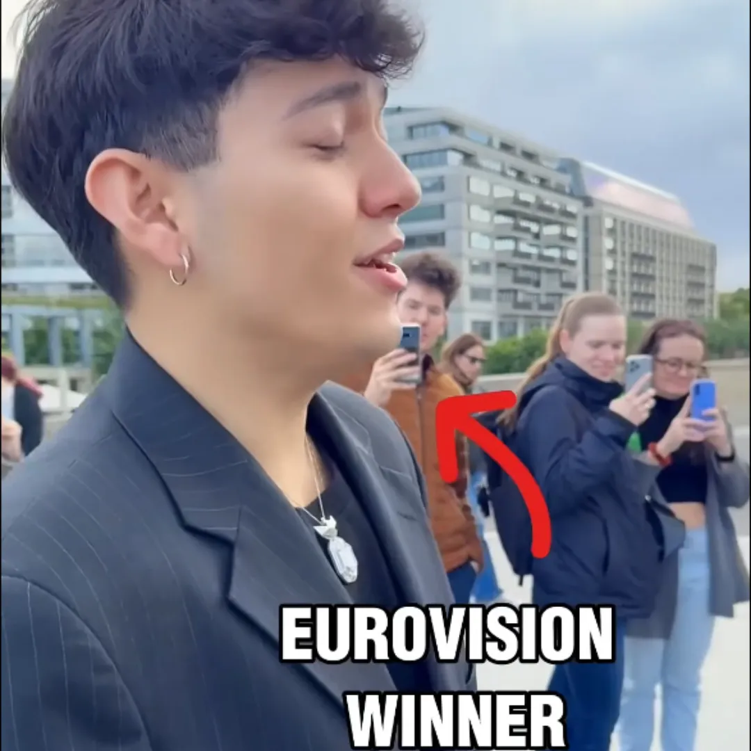 Street Performance Leaves Crowd Confused About Singer's Gender, With Angelic Voice That Stuns All