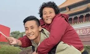 The incredible way a son helped his mum see the world after brain injury left her paralysed and unable to walk
