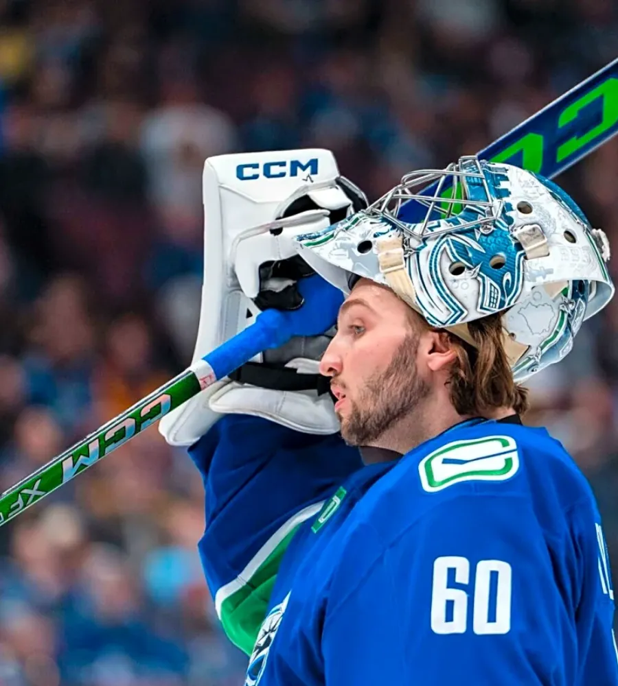 Canucks sign Nikita Tolopilo and Jett Woo to new contracts