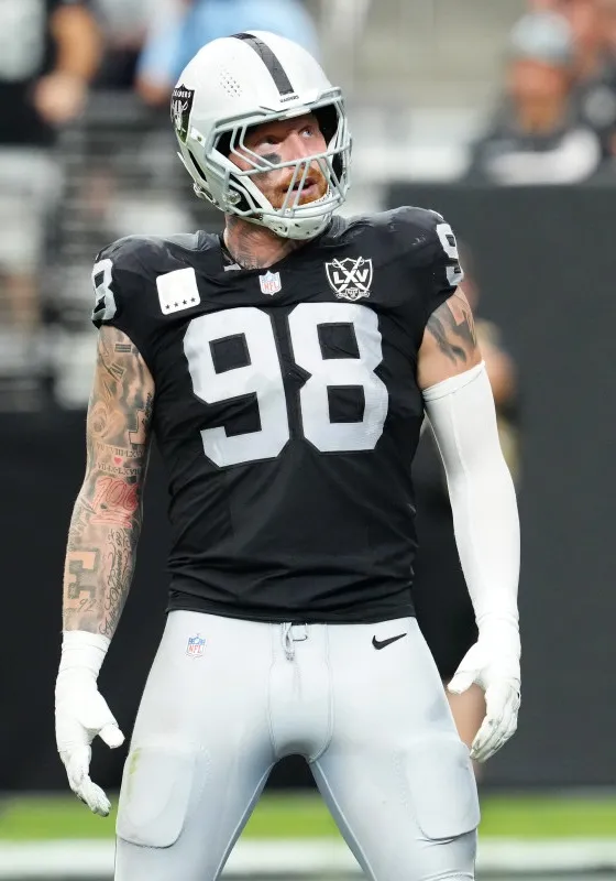 Hopeful Patriots LB seen training with Raiders Pro Bowl DE Maxx Crosby