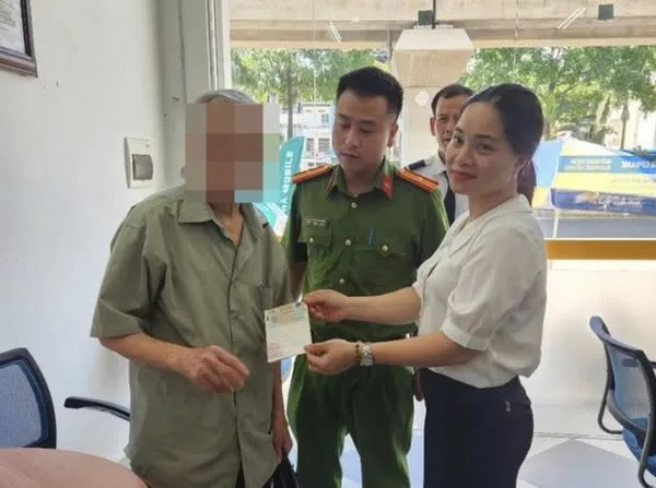 Cụ ông 79 tuổi Hà Nội đến ngân hàng tất toán sổ tiết kiệm 250 triệu đồng nhưng nhận lại 0 đồng: Lý do khiến cả nước bất ngờ