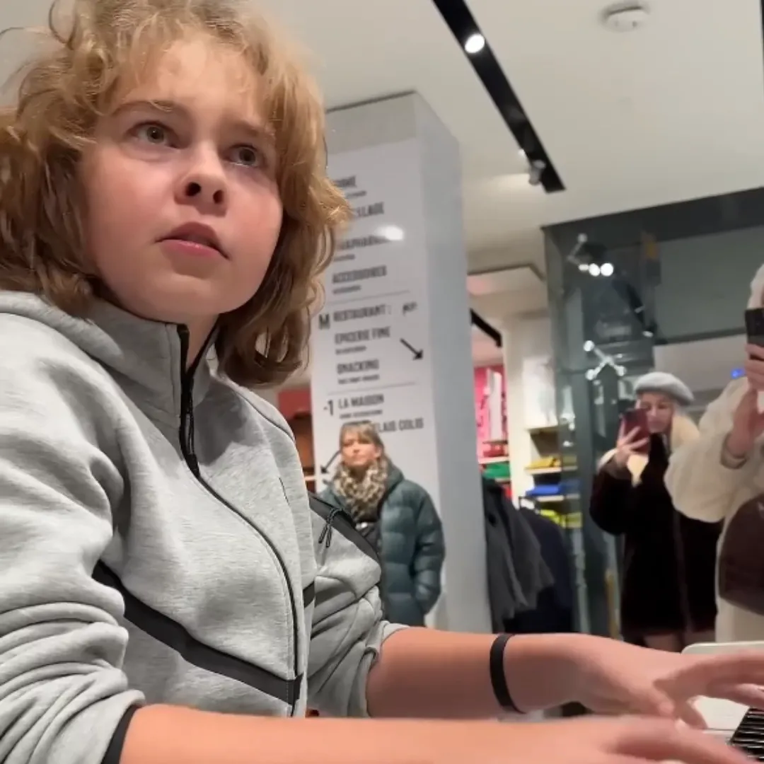 Piano Prodigy Shocks the Streets with Stunning Vivaldi Performance