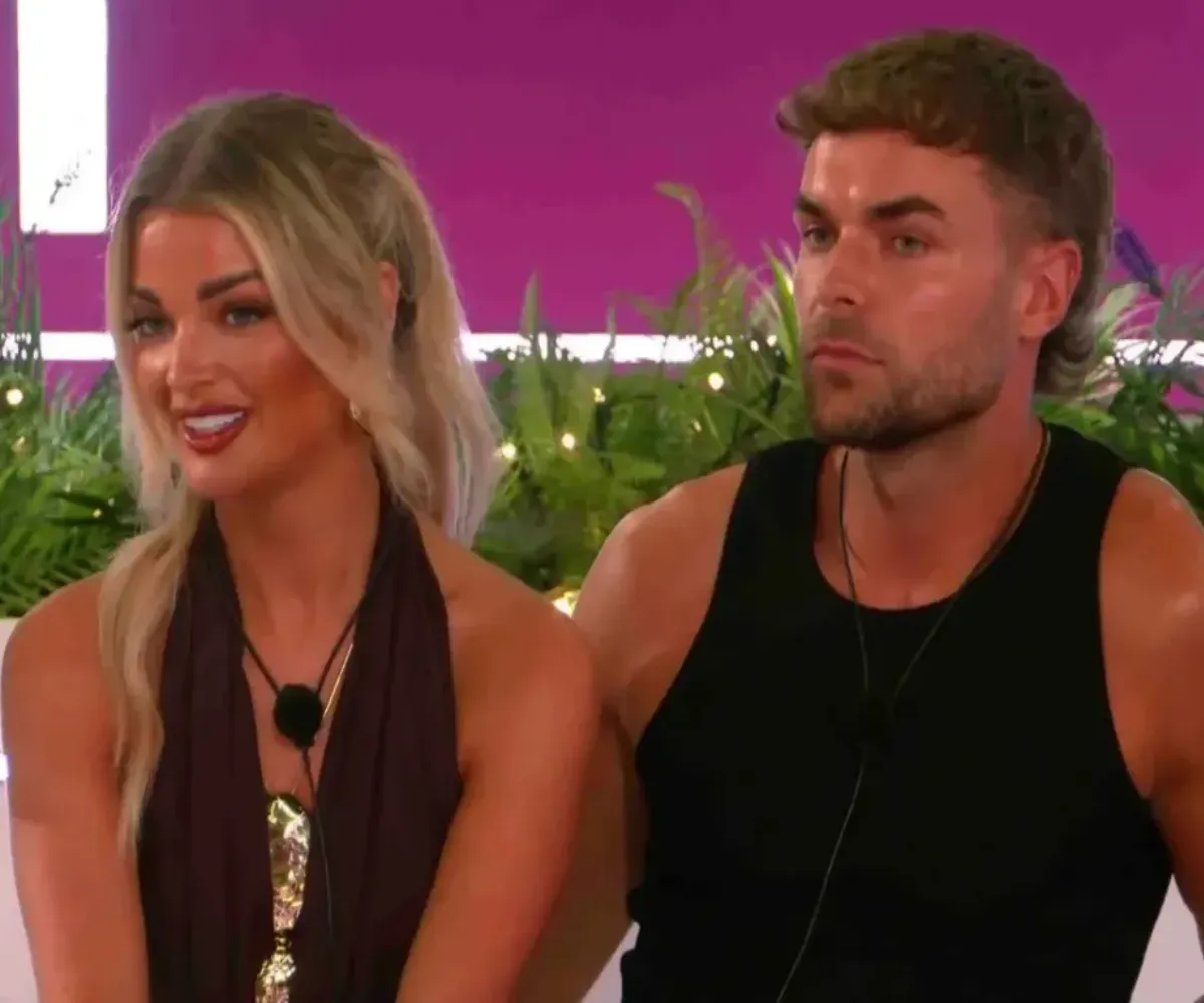 “Get her OUT!” – Furious Love Island fans ‘call Ofcom’ and demand Helena Ford be axed after she smirks at Harry’s Casa cheating, as even Maya Jama slams the couple’s behaviour in savage on-air takedown - suong