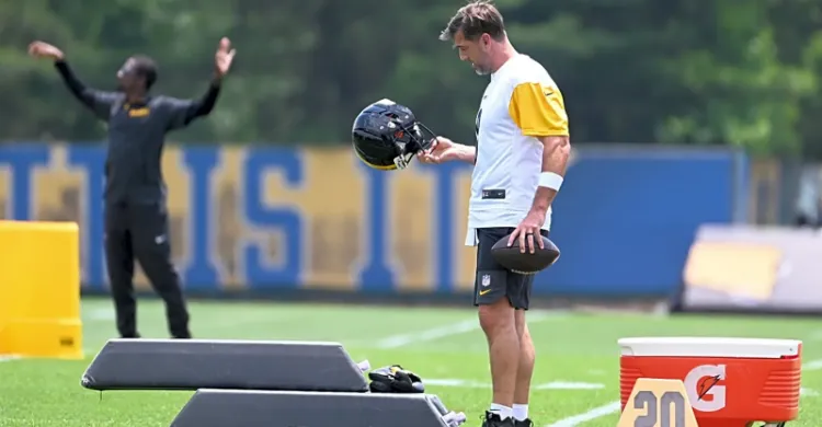 Aaron Glenn continues to take swipes at former Jets' QB Aaron Rodgers