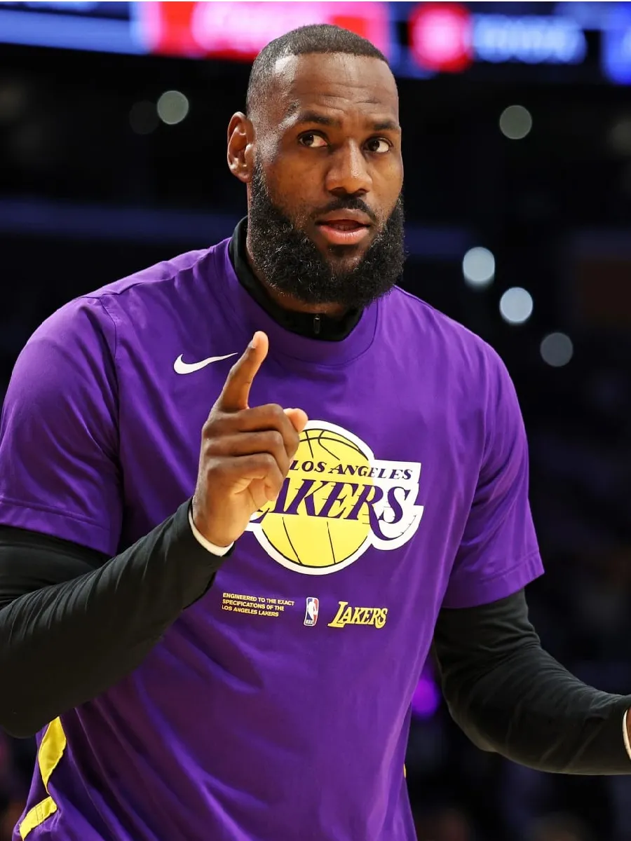 NBA Legend Makes Bold Offer to New Lakers Center DeAndre Ayton