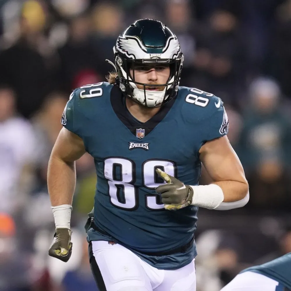 “Quite clearly the fourth option” – Dallas Goedert stuns critics by ranking Top 10 among NFL tight ends despite pay cut, offseason trade talks and falling behind Barkley, Brown and Smith in Eagles’ loaded offense - suong