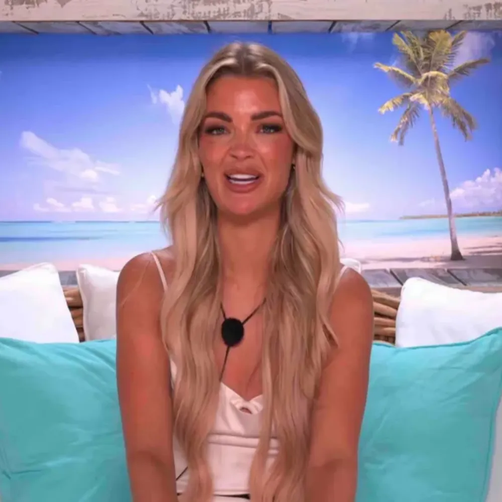 “She’s got to go!” – Love Island’s Helena Ford faces furious backlash as ‘xenophobic’ tweet resurfaces from 2014, sparking mass calls for her removal amid toxic feud with Shakira and disturbing historic posts about her own mother - suong
