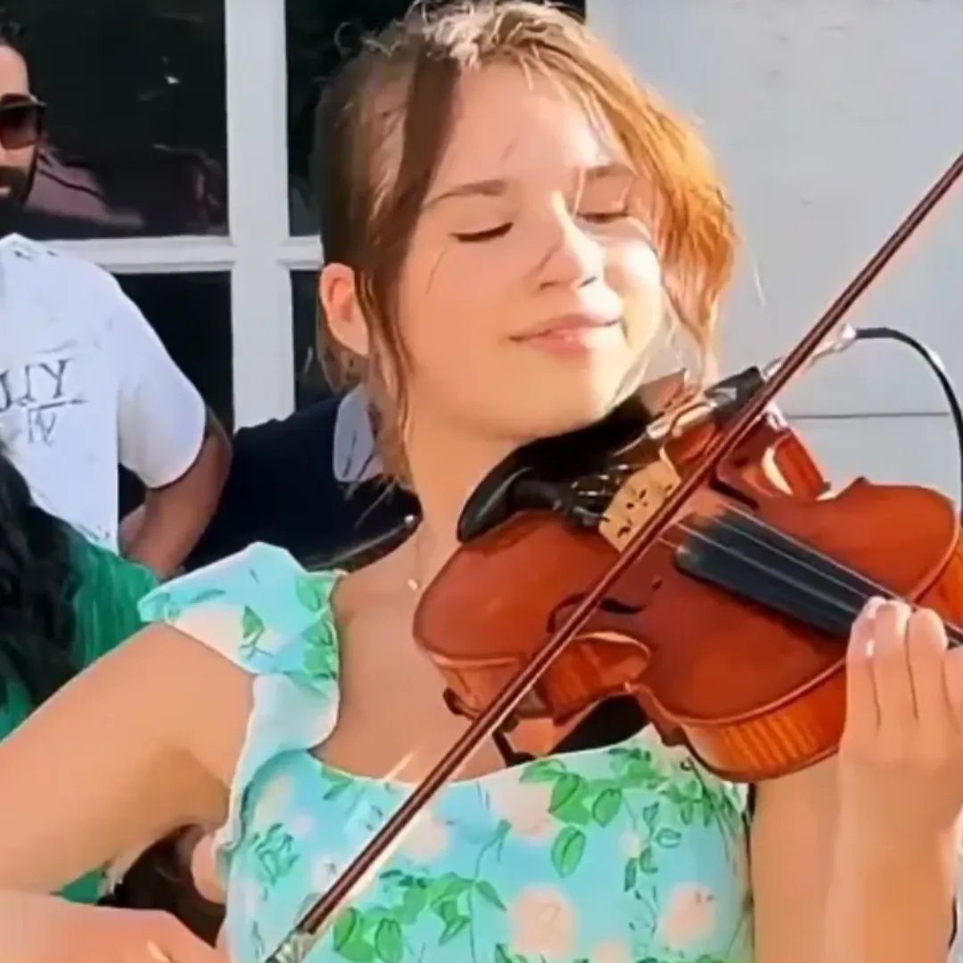 Angelic Girl with Violin Brings Joy to the Streets, Leaving Passersby Uplifted