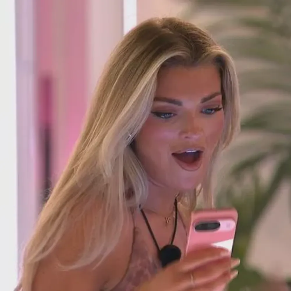 Even more offensive tweets resurface from Love Island’s Helena Ford as viewers accuse her of racism, misogyny and shocking behaviour towards her own mum in social media storm that threatens to derail her time in the villa - suong