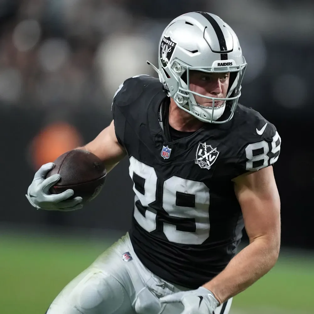 "Elite after the catch" – Brock Bowers stuns NFL world as ESPN ranks Las Vegas Raiders rookie the No.1 tight end in the league after just one season, breaking records and rewriting expectations for the position - suong